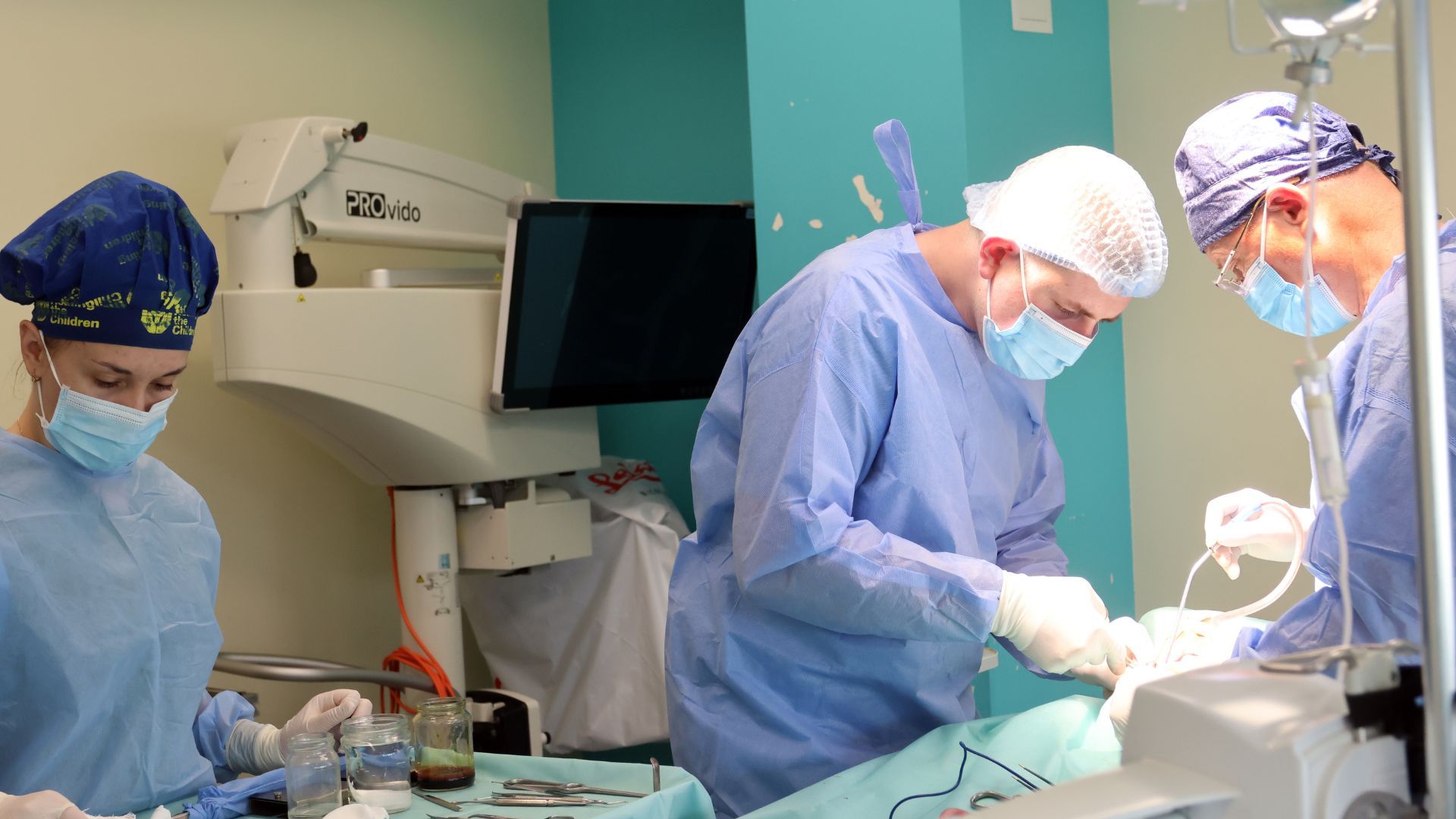 Лікарі, які проводять операцію.